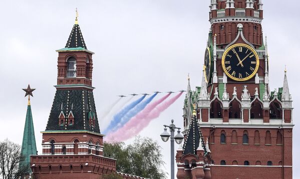 Su-25攻撃機6機が隊列のしんがりを務め、ロシア国旗の色の煙を噴出した。 - Sputnik 日本
