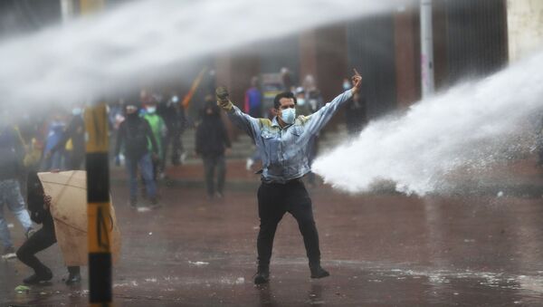 Полиция разгоняет демонстрантов водометами во время антиправительственного протеста в Боготе, Колумбия - Sputnik 日本