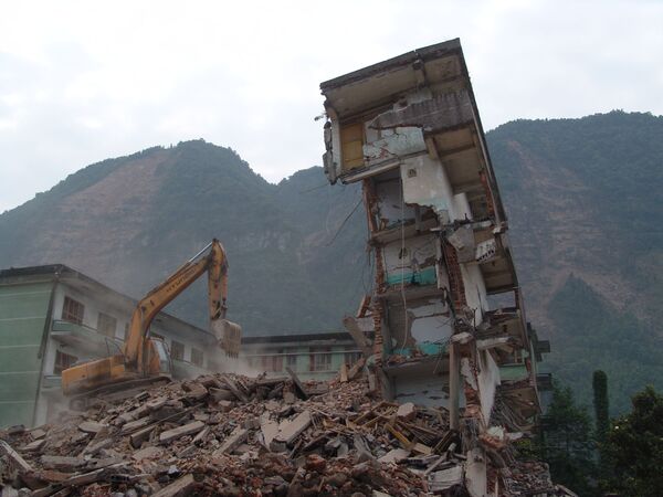 四川省で、解体工事が行われる地震で崩壊した建物 - Sputnik 日本
