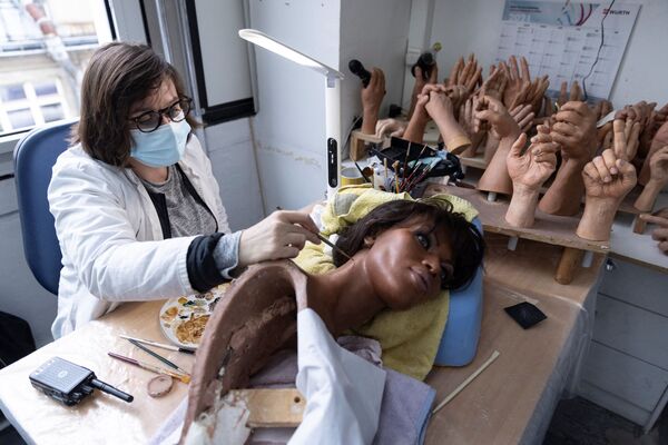 フランス・パリのグレヴァン蝋人形館で、英国のモデル、ナオミ・キャンベル氏の蝋人形の首を修理する従業員 - Sputnik 日本