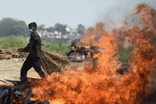 インド・アラーハーバードで、新型コロナウイルスで死亡した男性の火葬場の前を通る作業員 インド・アラーハーバードで、新型コロナウイルスで死亡した男性の火葬場の前を通る作業員 - Sputnik 日本