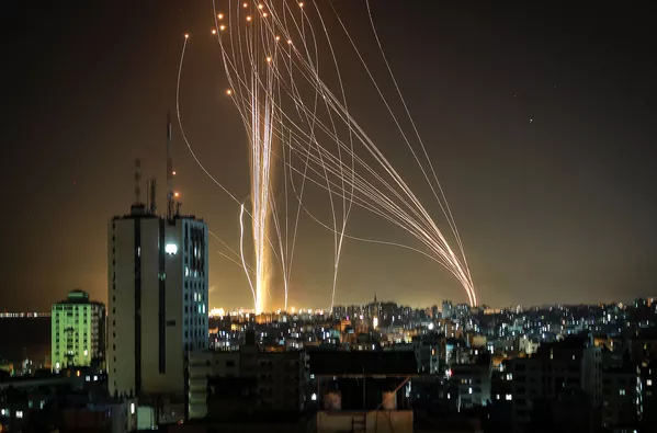 イスラム組織「ハマス」によってパレスチナ自治区ガザ地区からテルアビブへ発射されたロケット弾 イスラム組織「ハマス」によってパレスチナ自治区ガザ地区からテルアビブへ発射されたロケット弾 - Sputnik 日本