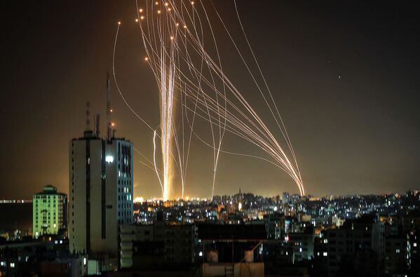 イスラム組織「ハマス」によってパレスチナ自治区ガザ地区からテルアビブへ発射されたロケット弾 - Sputnik 日本