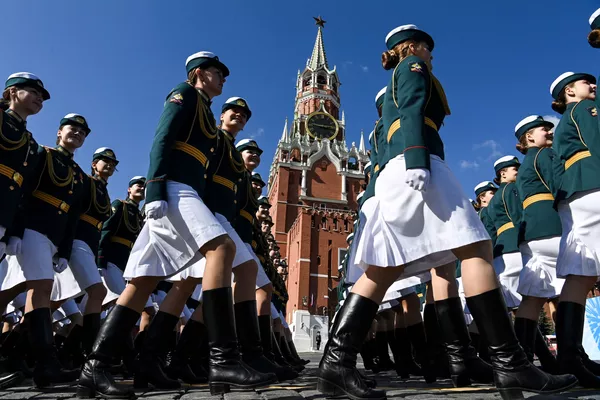 ロシア・モスクワの赤の広場で行われた大祖国戦争76周年を記念するパレードで行進する女性兵士ら ロシア・モスクワの赤の広場で行われた大祖国戦争76周年を記念するパレードで行進する女性兵士ら - Sputnik 日本