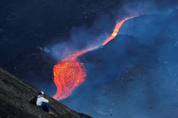 グアテマラ・エスクイントラ県で、噴火したパカヤ火山から流出する溶岩を眺める男性 グアテマラ・エスクイントラ県で、噴火したパカヤ火山から流出する溶岩を眺める男性 - Sputnik 日本