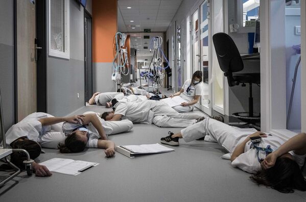 ベルギー・リエージュで国際看護師デーの12日、ICU病棟の床に横たわる看護師と介護職員ら - Sputnik 日本