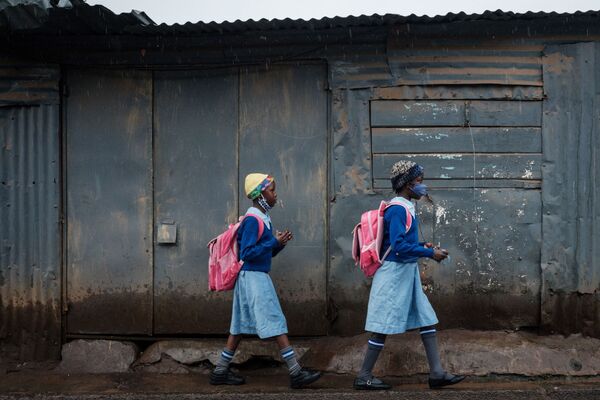 ケニア・ナイロビで、6週間ぶりに再開した小学校に向かう女子児童ら - Sputnik 日本