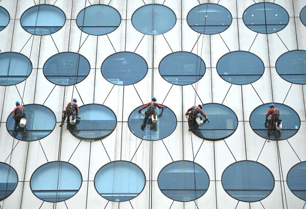 中国・北京で、ビル窓の清掃を行う作業員ら
 - Sputnik 日本