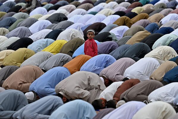 パキスタン・ラーワルピンディーのモスクで、ラマダン終了を祝うイド・アル＝フィトルで祈りをささげるイスラム教徒ら - Sputnik 日本
