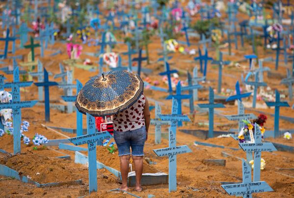 ブラジル・アマゾナス州で、母の日の9日に墓地を訪れた女性 - Sputnik 日本