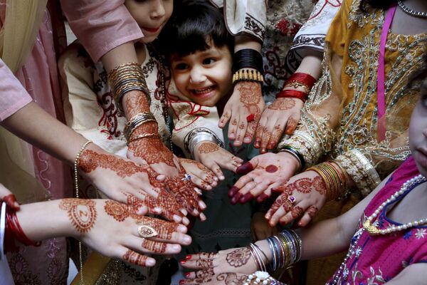 パキスタン・ペシャーワルで、ラマダン終了を祝うイド・アル＝フィトルでヘナで塗った手を見せる少女ら - Sputnik 日本