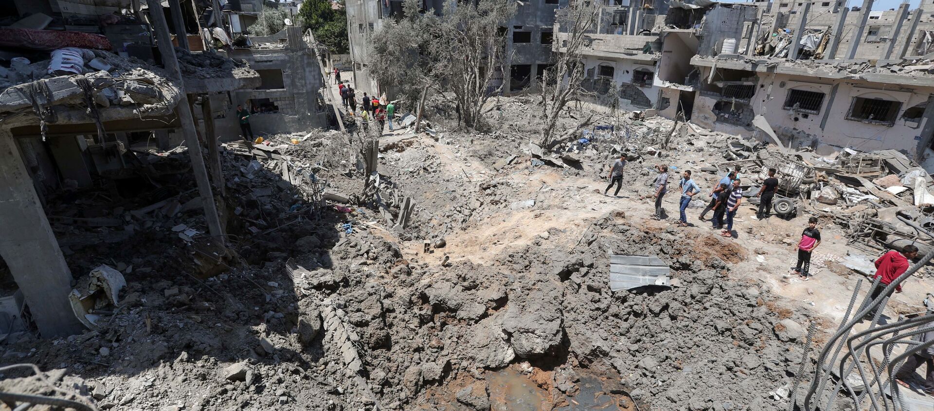 Палестинцы собираются на месте разрушенных домов после израильских авиационных и артиллерийских ударов в секторе Газа - Sputnik 日本, 1920, 16.05.2021