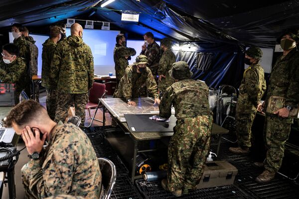 宮崎県えびの市の霧島演習場で日米仏共同訓練を行う日本の陸上自衛隊員と米国の海兵隊員ら - Sputnik 日本