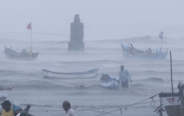 大型サイクロンが直撃したインド・ムンバイのアラビア海沿岸で、漁船を移動させる漁師のら - Sputnik 日本