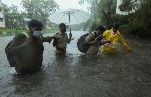 大型サイクロンが直撃したインド・ムンバイで、冠水した道路を歩いて救助活動にあたる救助隊 - Sputnik 日本