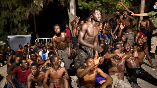 アフリカ大陸の北岸に位置するスペインの自治都市セウタにたどり着いた移民たち　（資料写真） - Sputnik 日本