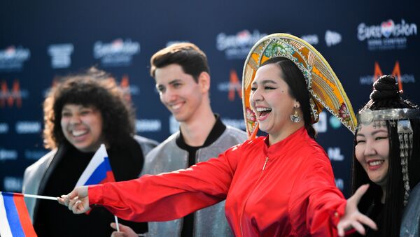 Певица Манижа со своей командой (Россия) на бирюзовой ковровой дорожке перед началом церемонии открытия Евровидения-2021 в Роттердаме - Sputnik 日本