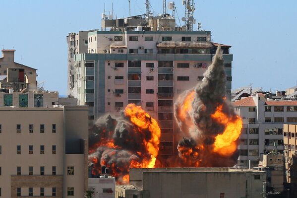 パレスチナ自治区ガザ地区で、イスラエル軍の空爆を受けたAP通信社とアルジャジーラのオフィスが入るビル - Sputnik 日本