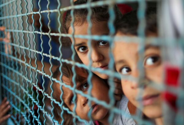 パレスチナ自治区ガザ地区で、イスラエル軍からの空爆と砲撃で家を後にし、学校へ避難した子どもたち - Sputnik 日本
