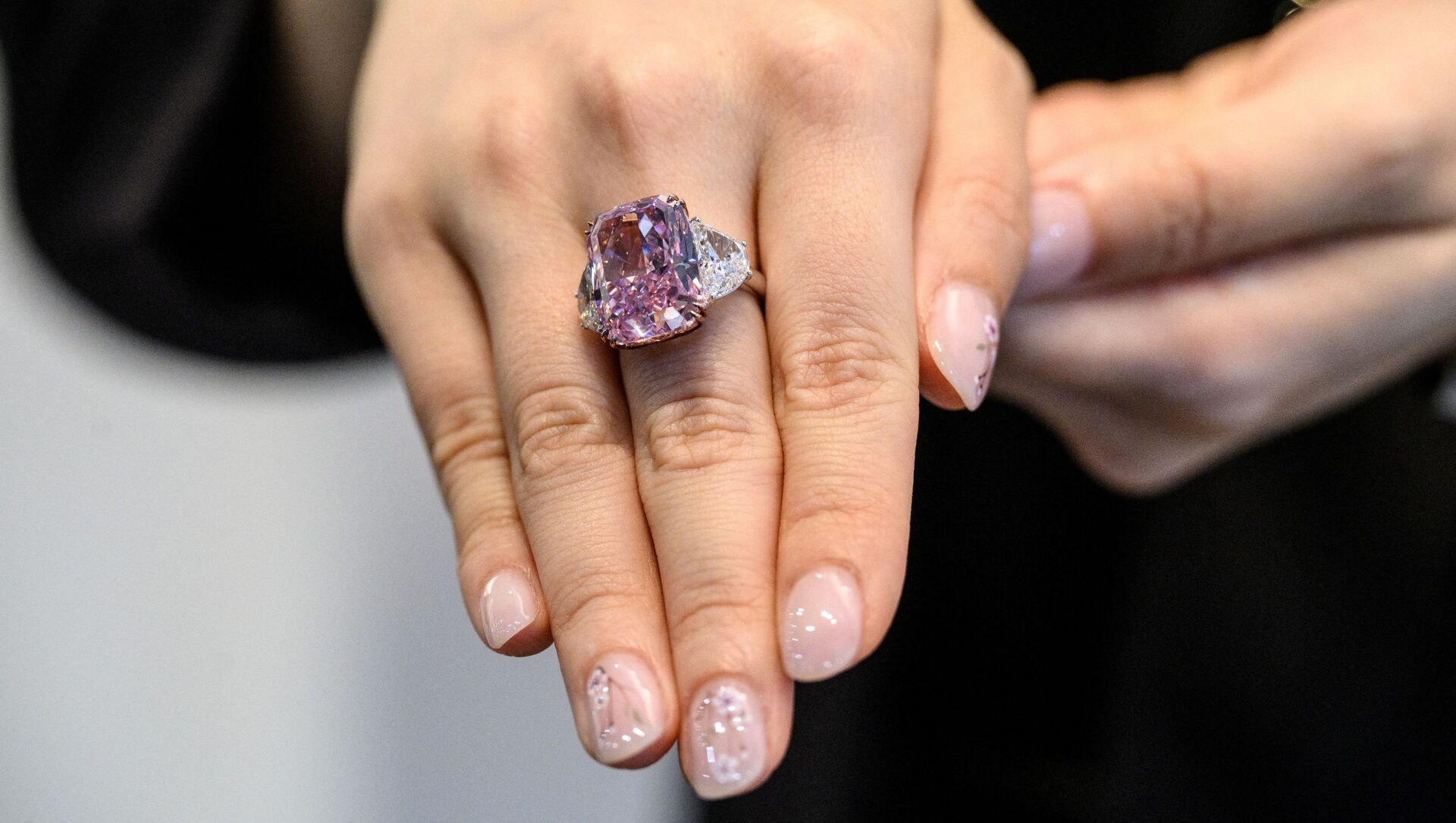 パープルピンクのダイヤモンド「サクラ」、香港で記録的な価格で落札 - Sputnik 日本, 1920, 24.05.2021