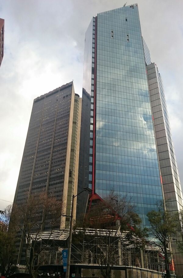コロンビア・ボゴタ中心部にある複合施設「Atrio North Tower」。ファサードは6000枚のガラスパネルが使用されている - Sputnik 日本