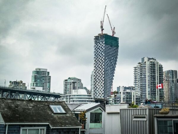 カナダ・ブリティッシュ コロンビア州バンクーバーにある高層ビル「Vancouver House」。底面は三角形だが、最上部は正方形 - Sputnik 日本