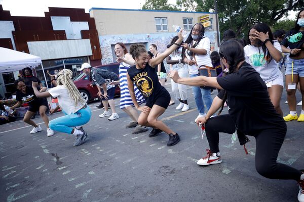 フロイドさんの死から1年を迎えた25日、ミネソタ州ミネアポリスの事件現場となった交差点近くでダンスを踊る人々 - Sputnik 日本