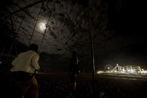 米カリフォルニア州サンタモニカのビーチで観測された皆既月食 - Sputnik 日本