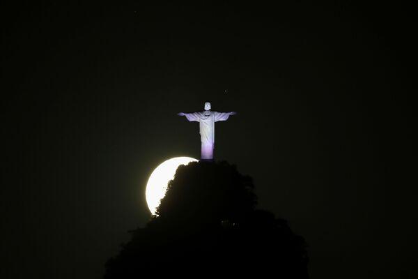 ブラジル・リオデジャネイロで、コルコバードのキリスト像の後ろに見える皆既月食 - Sputnik 日本