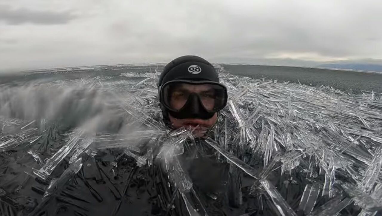 バイカル湖が湖開き…？ ダイバーが氷の「トゲ」をかき分け泳ぐ