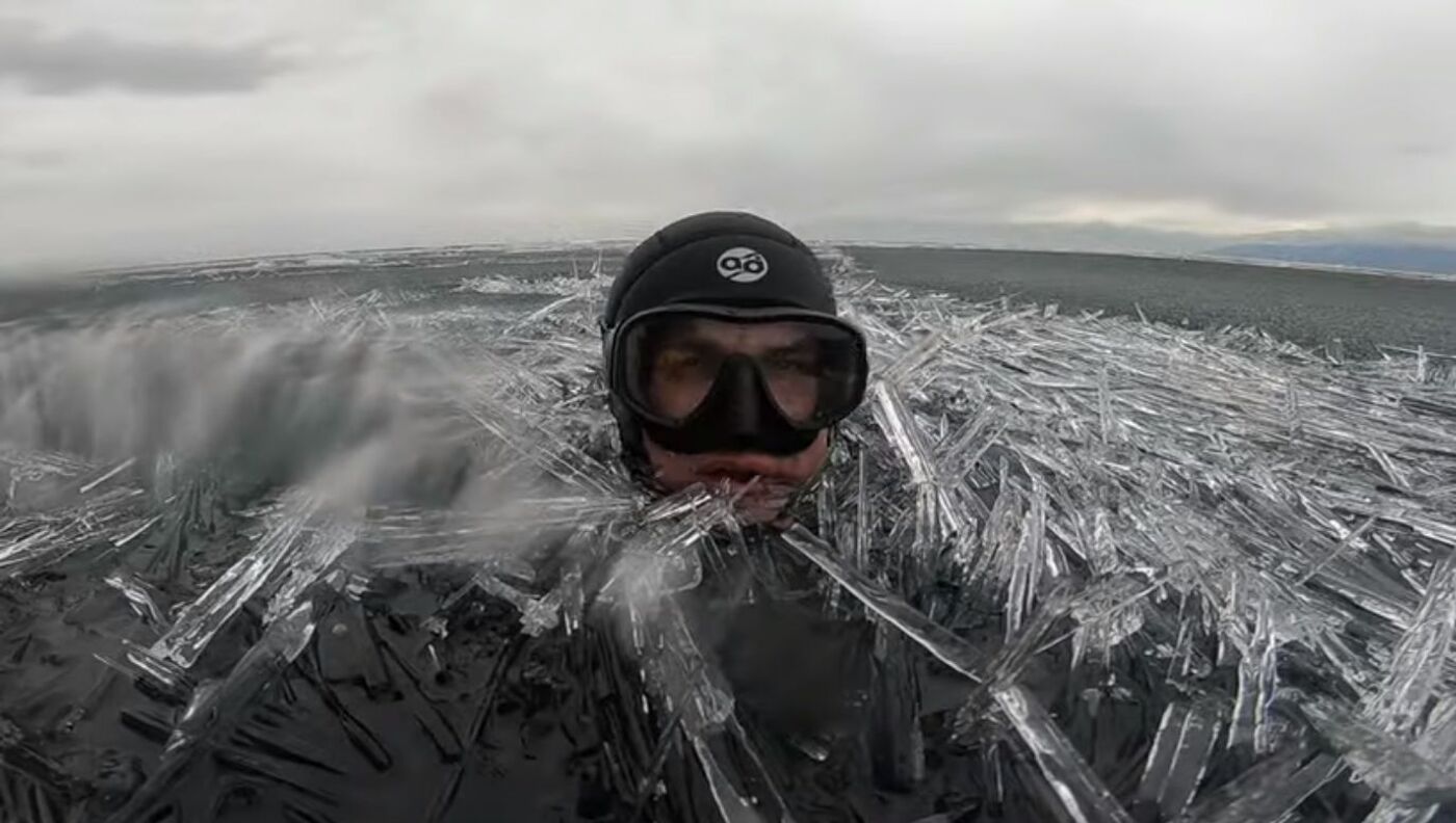 凍結のバイカル湖 凍るバイカル湖