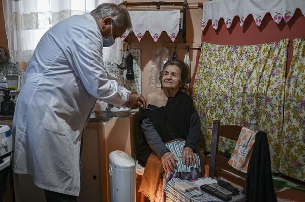 ギリシャのエラフォニソス島で、高齢者へワクチンを接種する医師 - Sputnik 日本