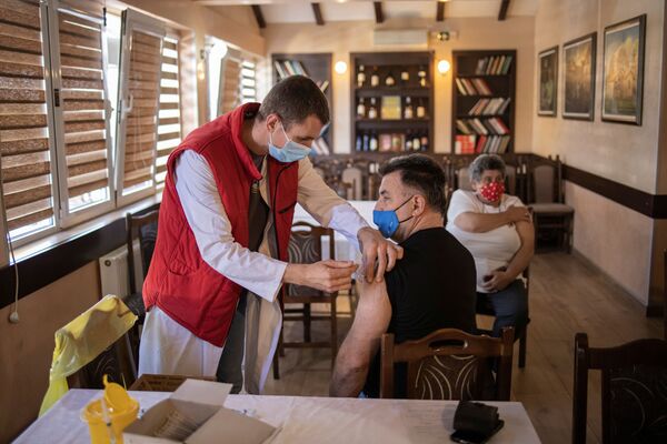 セルビア・クラグイェバツのレストランで中国シノファーム製ワクチンの接種を受ける男性 - Sputnik 日本