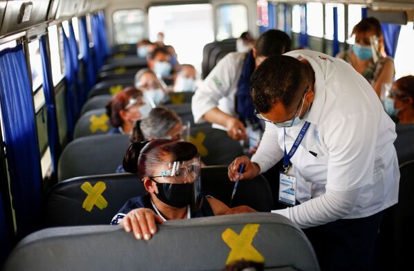 メキシコ・シウダードファレスで、バスの中でファイザー／バイオエヌテック社製ワクチンの接種を受ける従業員ら - Sputnik 日本