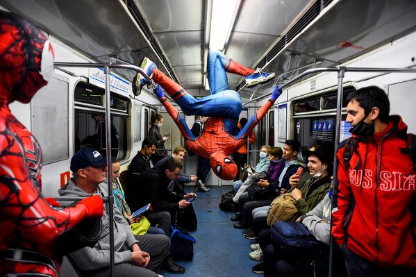 ロシア・サンクトペテルブルクの地下鉄車両で、スパイダーマンに扮してパフォーマンスを披露するダンサー - Sputnik 日本