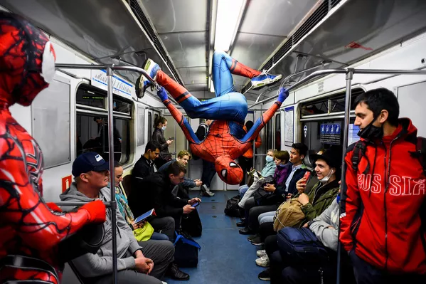 ロシア・サンクトペテルブルクの地下鉄車両で、スパイダーマンに扮してパフォーマンスを披露するダンサー ロシア・サンクトペテルブルクの地下鉄車両で、スパイダーマンに扮してパフォーマンスを披露するダンサー - Sputnik 日本