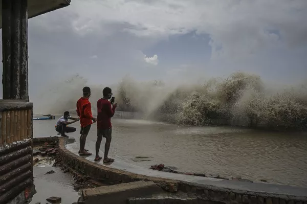 インド・ディガのベンガル湾岸で、サイクロン「ヤース」による高波の写真を撮る地元住民ら インド・ディガのベンガル湾岸で、サイクロン「ヤース」による高波の写真を撮る地元住民ら - Sputnik 日本