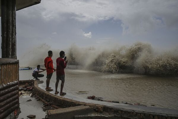 インド・ディガのベンガル湾岸で、サイクロン「ヤース」による高波の写真を撮る地元住民ら - Sputnik 日本