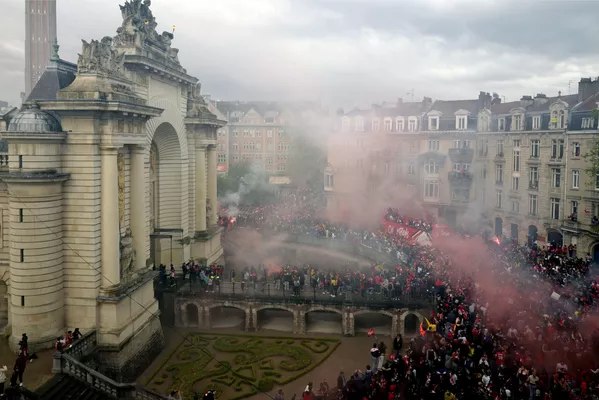 フランス・リールで、サッカーのフランスリーグ1部で優勝したチーム「リール」を祝うサポーターら フランス・リールで、サッカーのフランスリーグ1部で優勝したチーム「リール」を祝うサポーターら - Sputnik 日本
