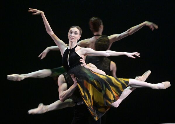 ロシア・モスクワにあるボリショイ劇場で、チャイコフスキーの作品「なつかしい土地の思い出」を踊るバレリーナら - Sputnik 日本