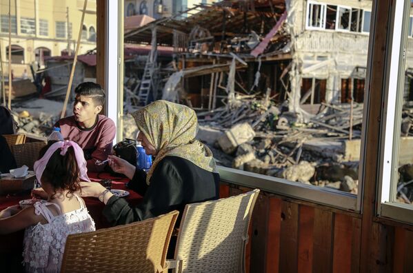 パレスチナ自治区ガザ地区で、イスラエルとイスラム組織「ハマス」の停戦合意後に自宅へ戻ってきた市民ら - Sputnik 日本