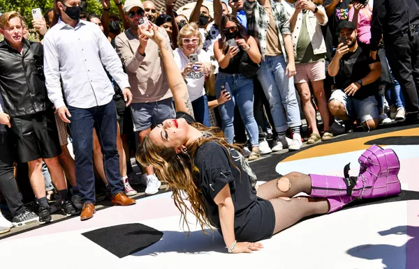 米カリフォルニア州ウエストハリウッドで、アルバム「Born This Way」の10周年を記念してストリートアートの上でポーズをとる歌手のレディ・ガガさん 米カリフォルニア州ウエストハリウッドで、アルバム「Born This Way」の10周年を記念してストリートアートの上でポーズをとる歌手のレディ・ガガさん - Sputnik 日本