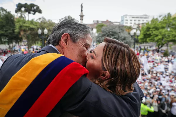 エクアドル・キトのカロンデレ宮殿で行われた大統領就任式で、バルコニーで妻のマリア・デ・ルーデス・アルシバル夫人と抱擁を交わすギジェルモ・ラソ大統領 - Sputnik 日本