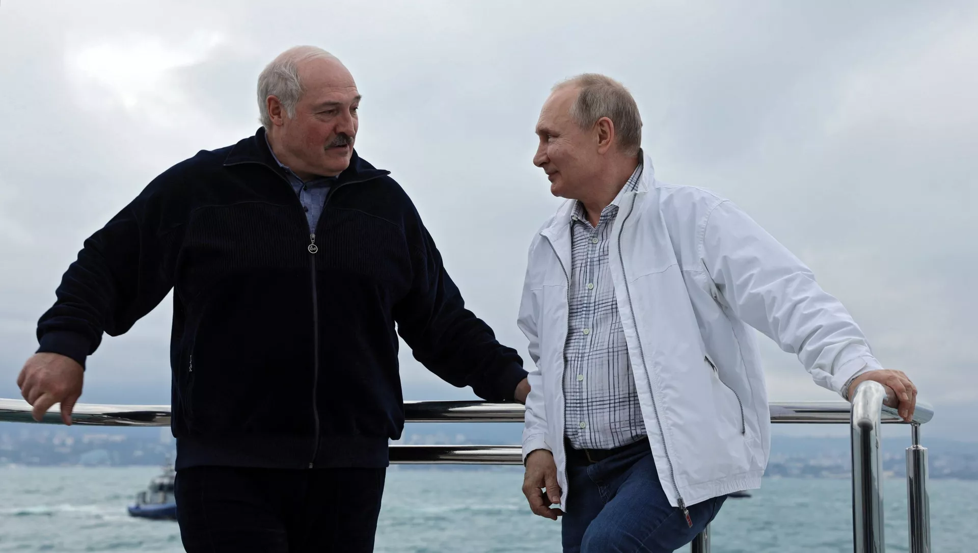 Президент РФ В. Путин и президент Белоруссии А.  Лукашенко совершили морскую прогулку
