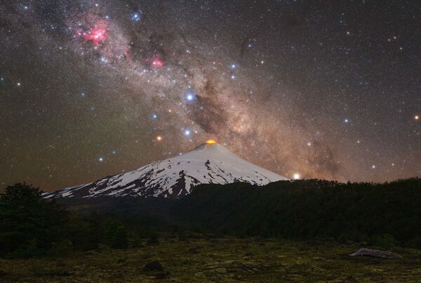 Tomas Slovinsky氏の作品『Volcano and cross（火山と十字架）』　チリの成層火山、ボルカン・ビジャリカで撮影 - Sputnik 日本