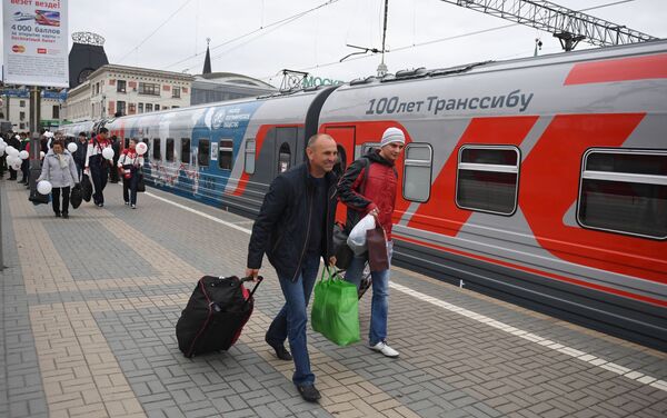 ウラジオストク発モスクワ行きの列車　終点ヤロスラフ駅に降り立った乗客たち - Sputnik 日本