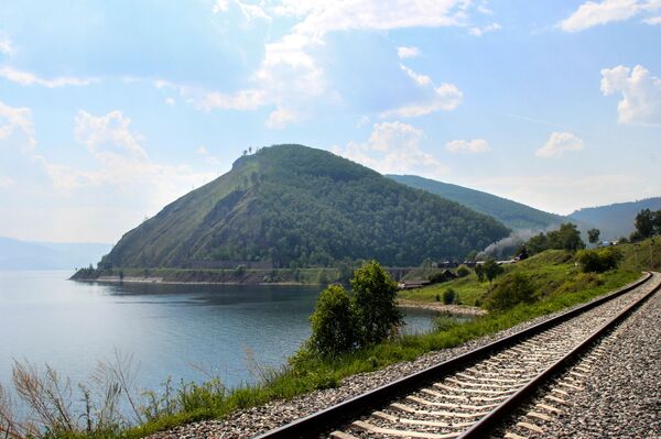 バイカル湖付近の線路　エクスカーション用列車はこのルートを走る  - Sputnik 日本