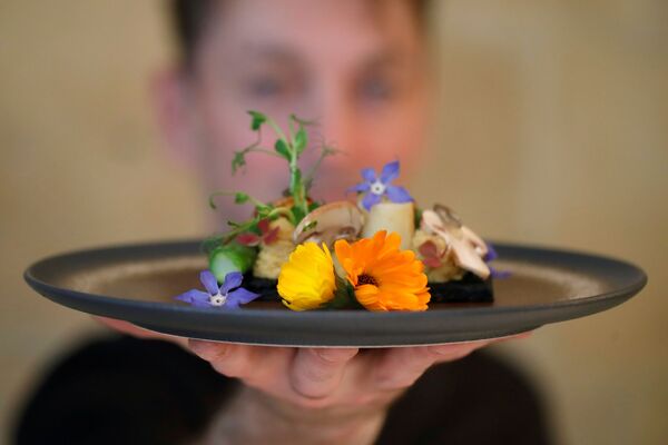 パリのレストラン「Inoveat」で食用ミールワーム入りの料理を掲げるシェフのローラン・ヴェイエさん - Sputnik 日本