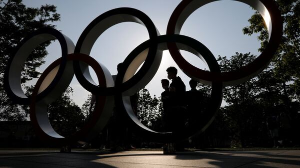Олимпийские кольца у штаб-квартиры Олимпийского комитета Японии в Токио - Sputnik 日本