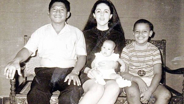 継父と母、妹と並ぶ当時9歳のバラク・オバマ元米大統領（1970年撮影） - Sputnik 日本